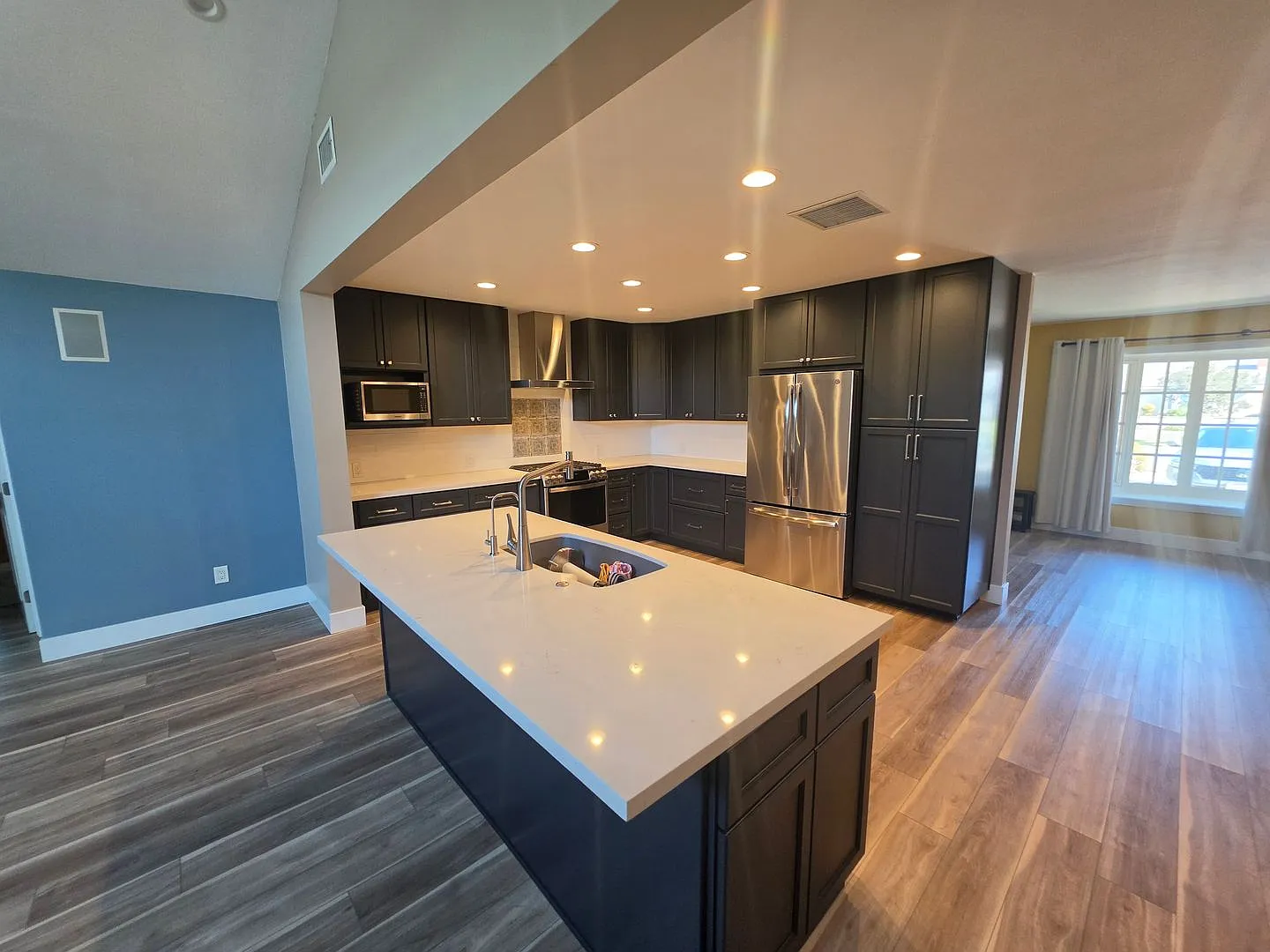 4 Bedroom 3 Bath Home With Family Room — Photo 4