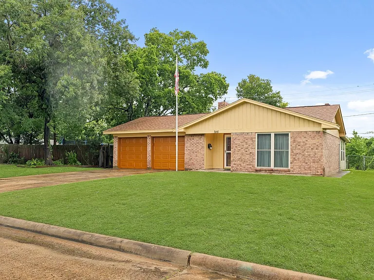 746 Fawn Dr — Photo 1