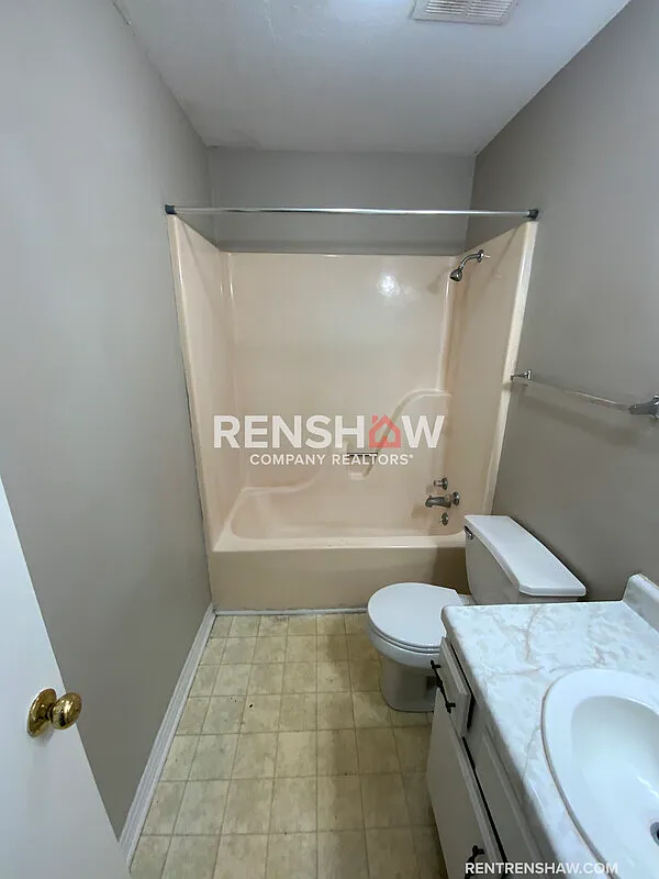 2 bed, 1.0 bath, 740 sqft, $800 — Photo 2