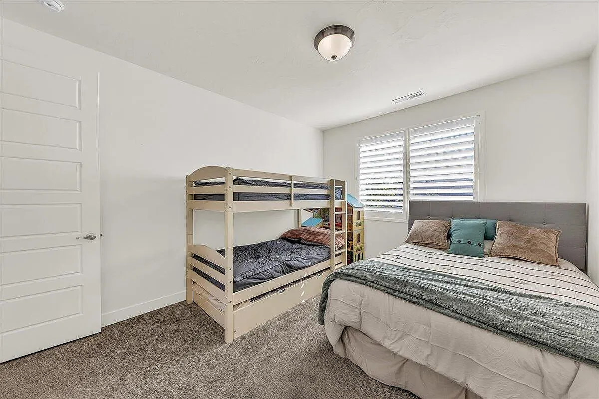 3 bed, 2182 sqft, $2,750 — Photo 2