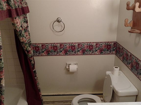 4th image of 420 E 3rd St