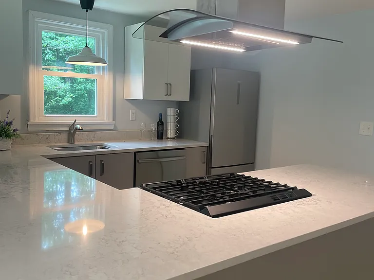 Brand new stainless and granite kitchen.