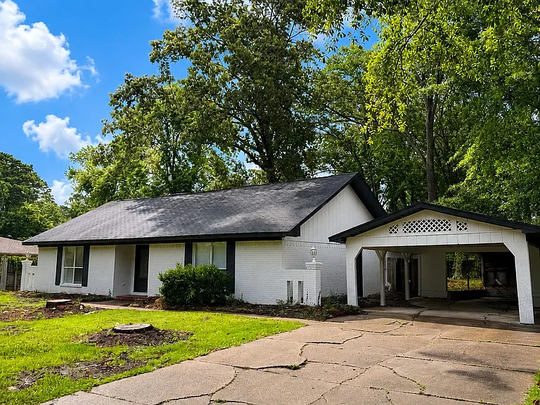 112 Oak Dr — Photo 1