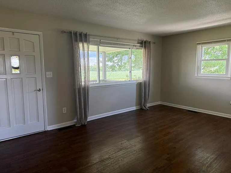 589 Thomas Rd — Photo 3