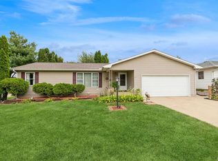 1147 N 11th St, Clinton, IA 52732