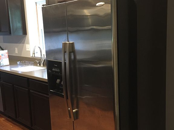 5th image of 527 Pamela Dr