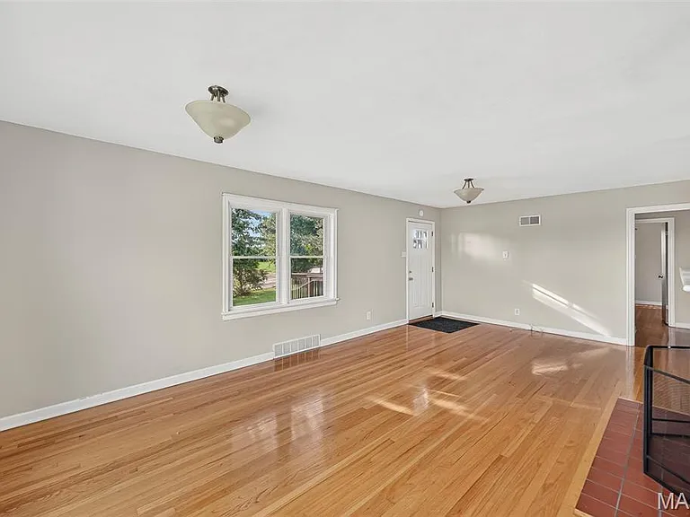 105 N Elm St — Photo 5