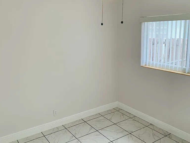 417 NE 2nd St — Photo 13