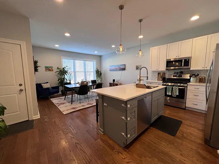 1441 W Grand Ave #1 — Photo 2