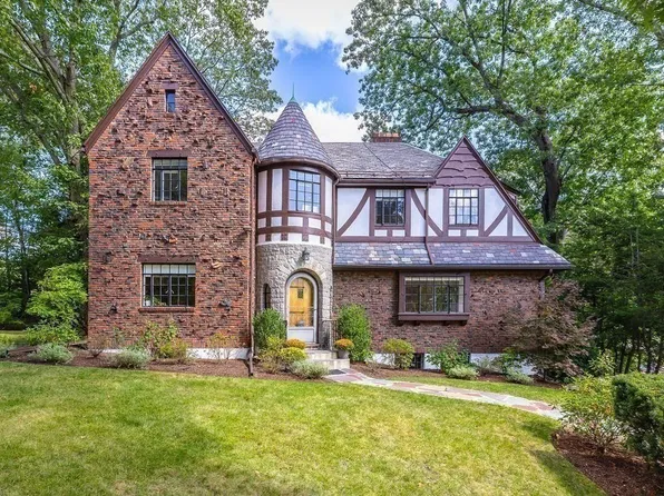 1069 W Roxbury Pkwy, Brookline, MA 02467