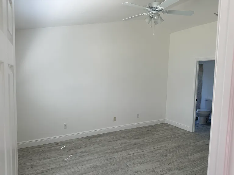 1306 SW 43rd Ln — Photo 6
