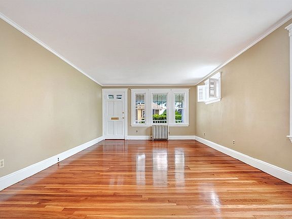 4th image of 37 Riverview St