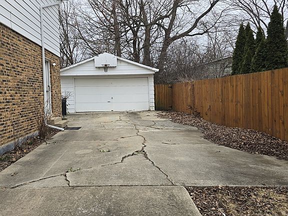 2nd image of 303 Jackson St