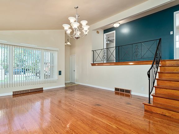 2nd image of 800 Parkwood Dr