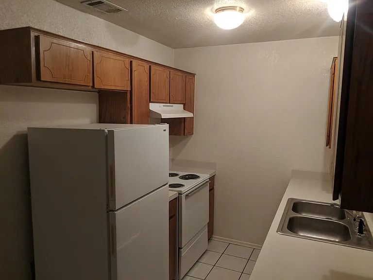 1110 Leslie Cir — Photo 7