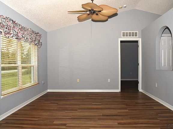 3rd image of 43 Longfellow Dr