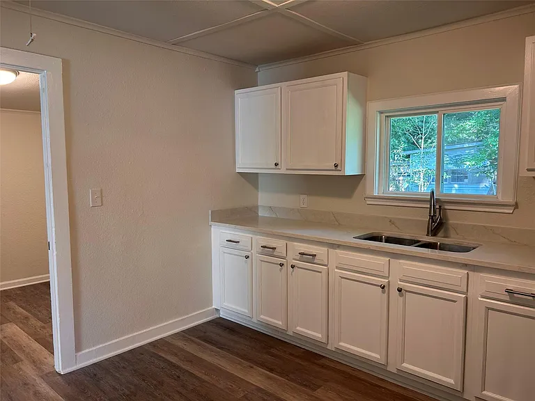 616 E Boothe St — Photo 4