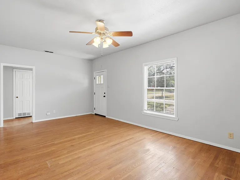 1041 Albany St — Photo 7