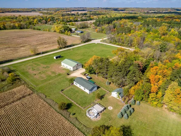 7245 S Lost Nation Rd, Dixon, IL 61021
