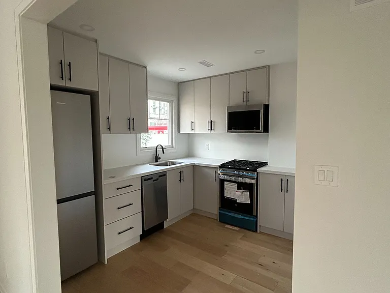 12 Franklin Ave #B — Photo 2