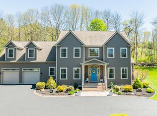 10 Heritage Rd, Putnam, CT 06260