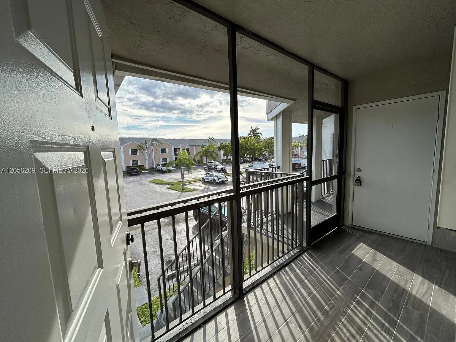 3 bed, 970 sqft, $2,100 — Photo 1