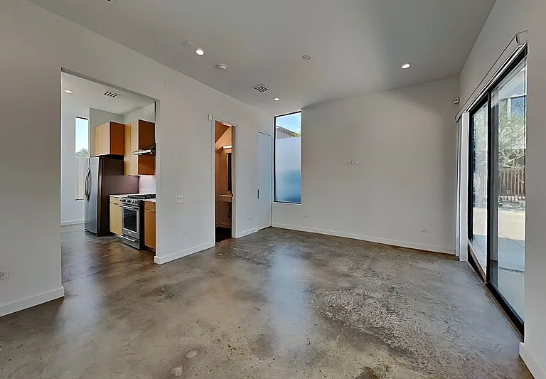 904 Blackland Ct — Photo 3