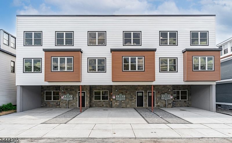 1st image of 643 S 10Th St