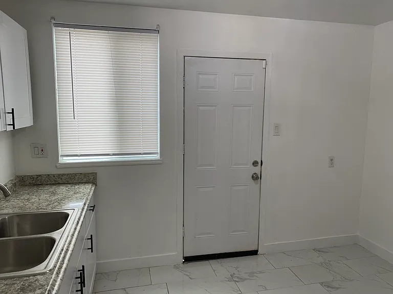 312-314 Maxine Ave — Photo 13