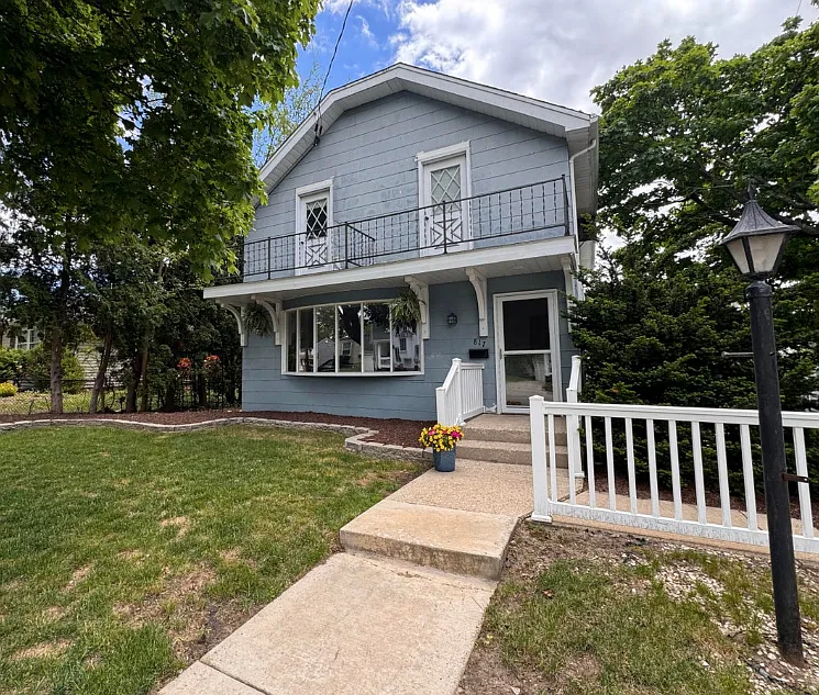 2 bed, 1100 sqft, $1,649 — Photo 1