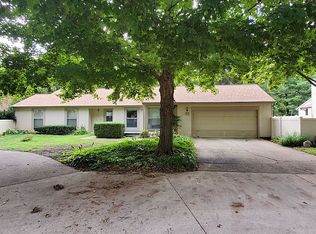 11 Colony West Dr, Champaign, IL