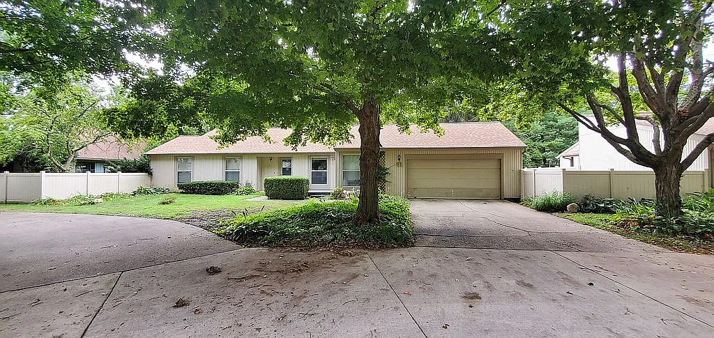 11 Colony West Dr photo 1