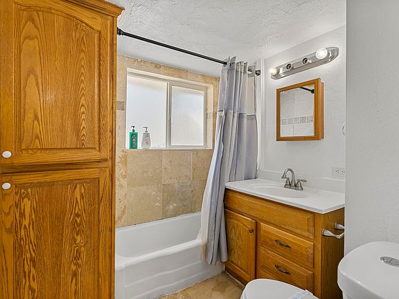 5th image of 424 E Elm St