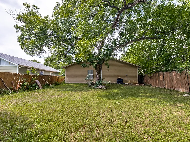 1834 Bayside St — Photo 7