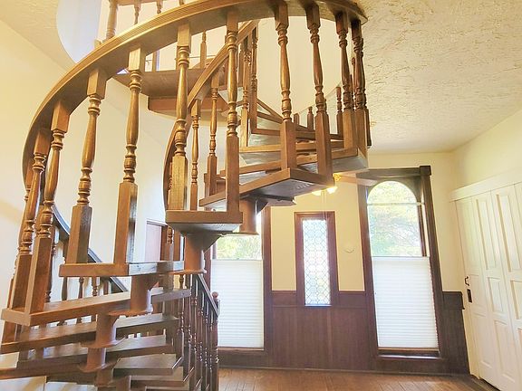 Spiral staircase between the 2 levels