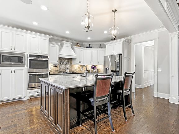 4th image of 3328 Clovercroft Dr