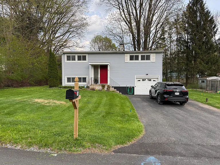 24 Richlee Dr — Photo 1