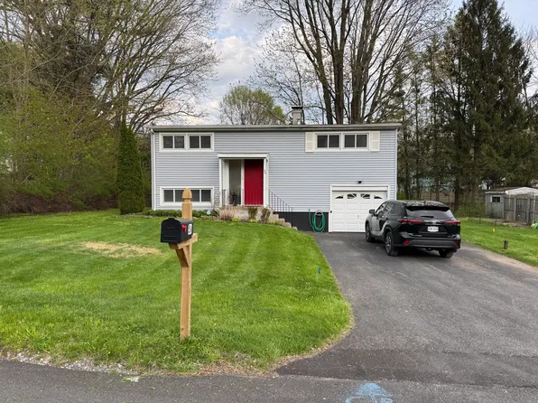 24 Richlee Dr, Camillus, NY 13031