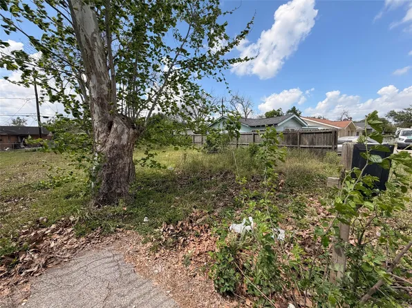 8617 Gibbons St, Houston, TX 77012