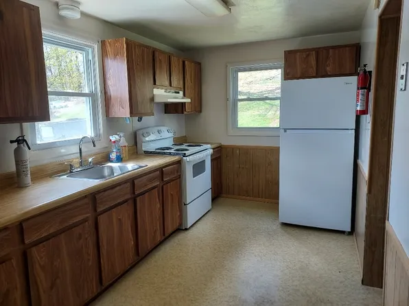 7350 4th St, Slatington, PA 18080