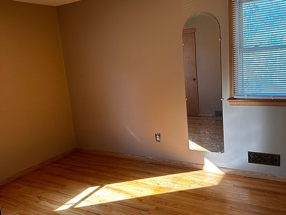 5th image of 325 36th Ave NW