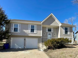1154 E Sleepy Hollow Dr, Olathe, KS 66062