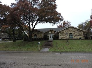 902 Berkley Dr, Cleburne, TX 76033