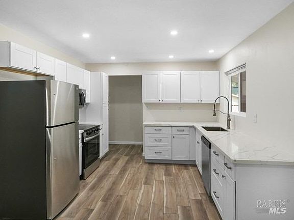 3rd image of 15155 Lakeview Way