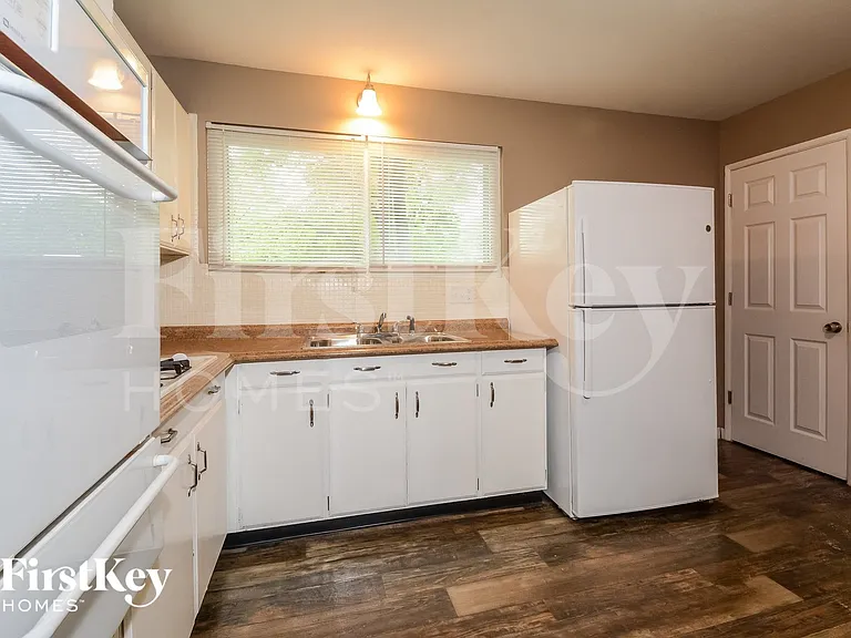 400 Humes Ln — Photo 5