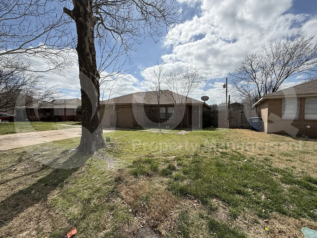 Building Photo - 724 Prairie Creek Dr