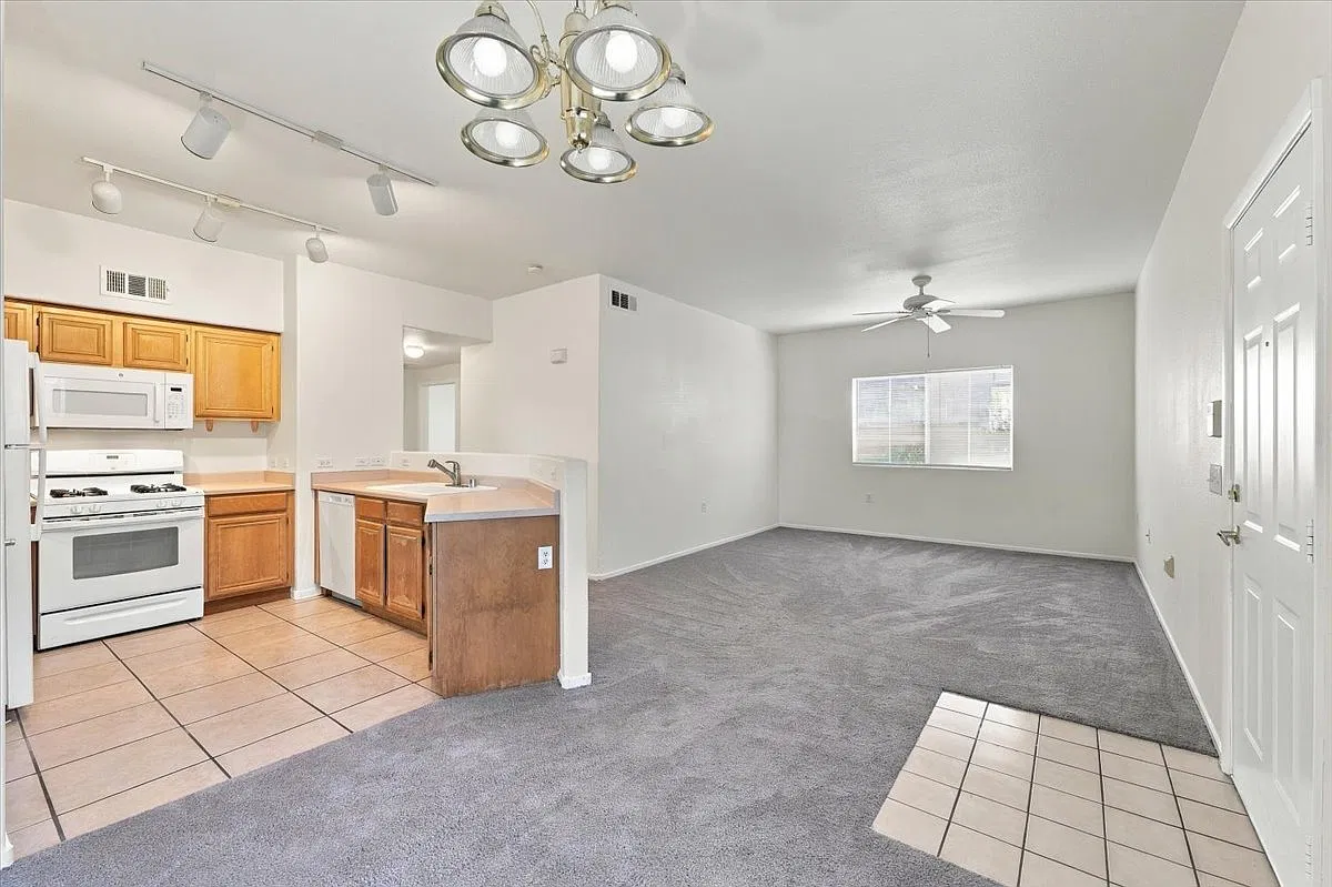 10245 S Maryland Pkwy Unit 127 — Photo 4