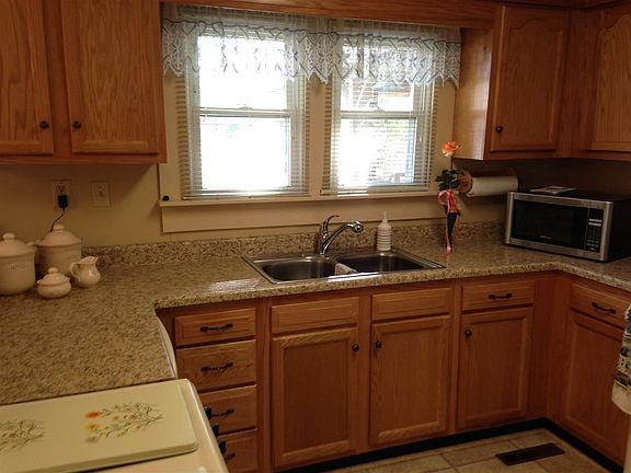 5th image of 610 E 12th St