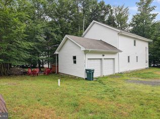 8056 Red Squirrel Dr, Tobyhanna, PA 18466