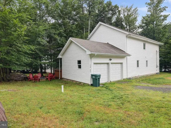 8056 Red Squirrel Dr, Tobyhanna, PA 18466